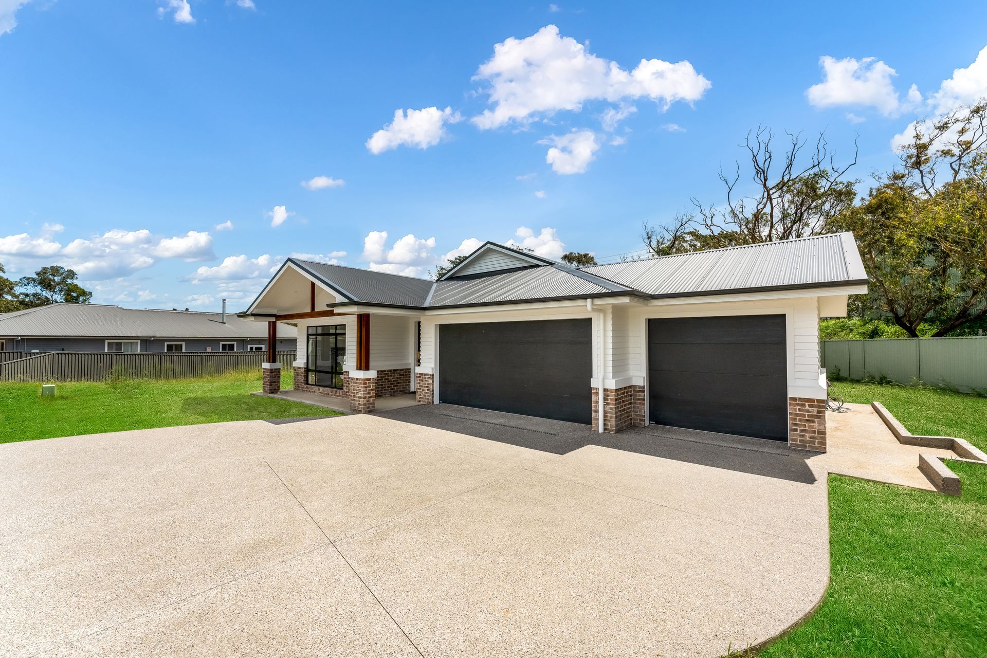 Modern Single-story House With a Two-car Garage and Green Lawn — Matt Made Building in Camden, NSW