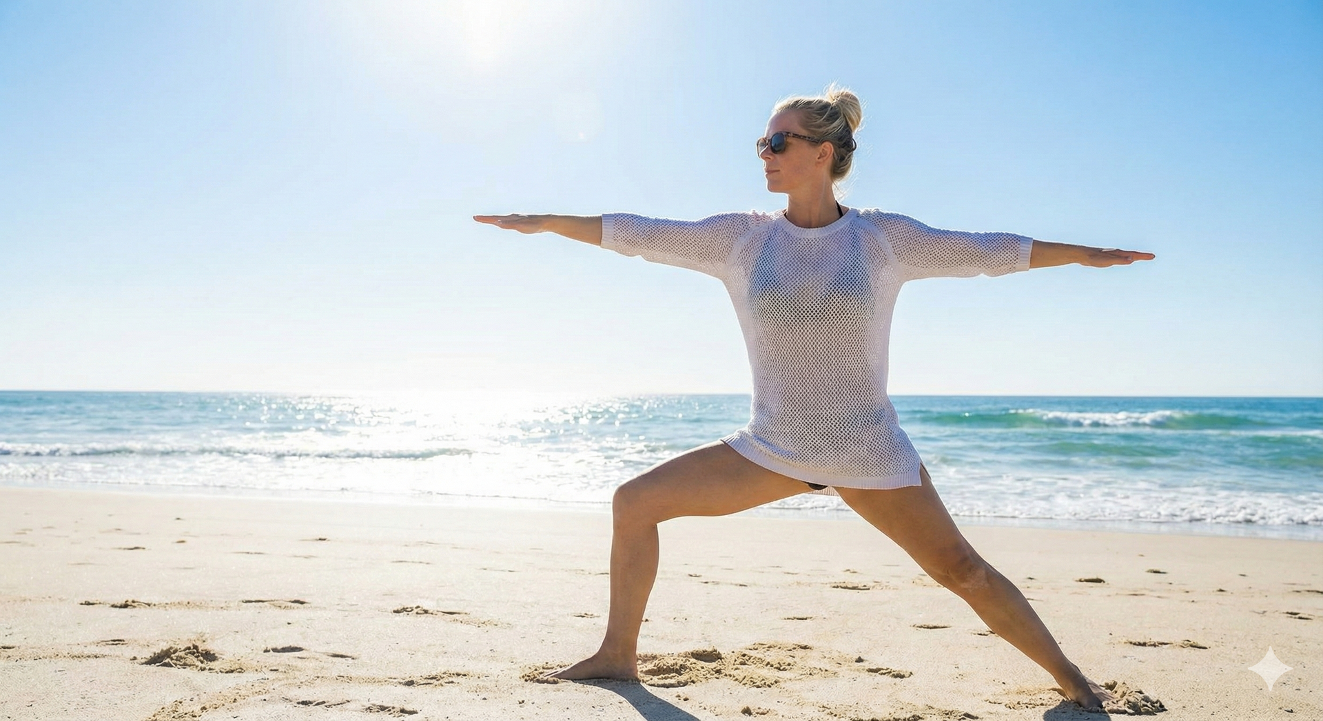 Vrouw in yogahouding op het strand met zon en oceaan.