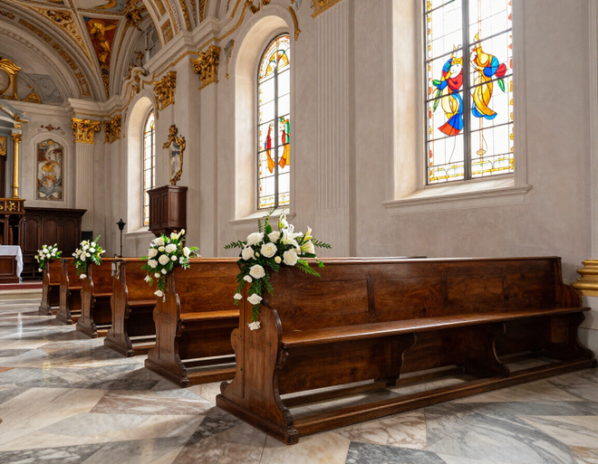 Decorazioni floreali bianche nella navata di una chiesa pugliese