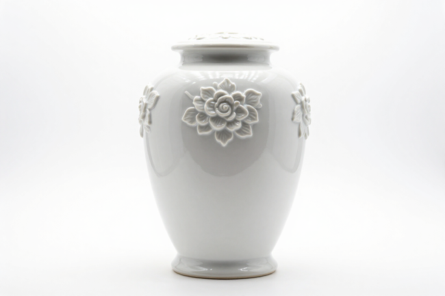 Urna in ceramica bianca con decorazione floreale