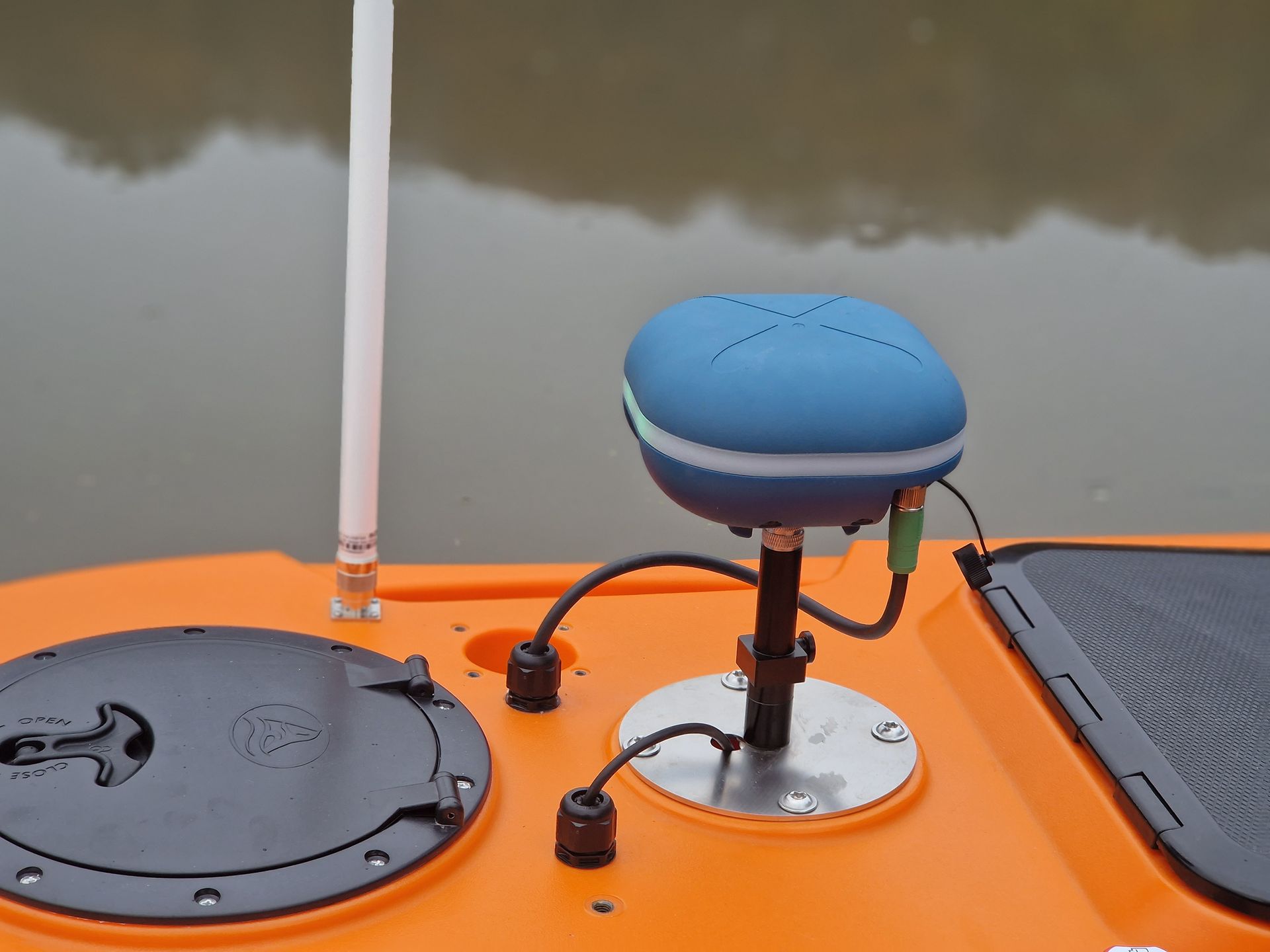 Een oranje boot met daaraan een blauwe luidspreker