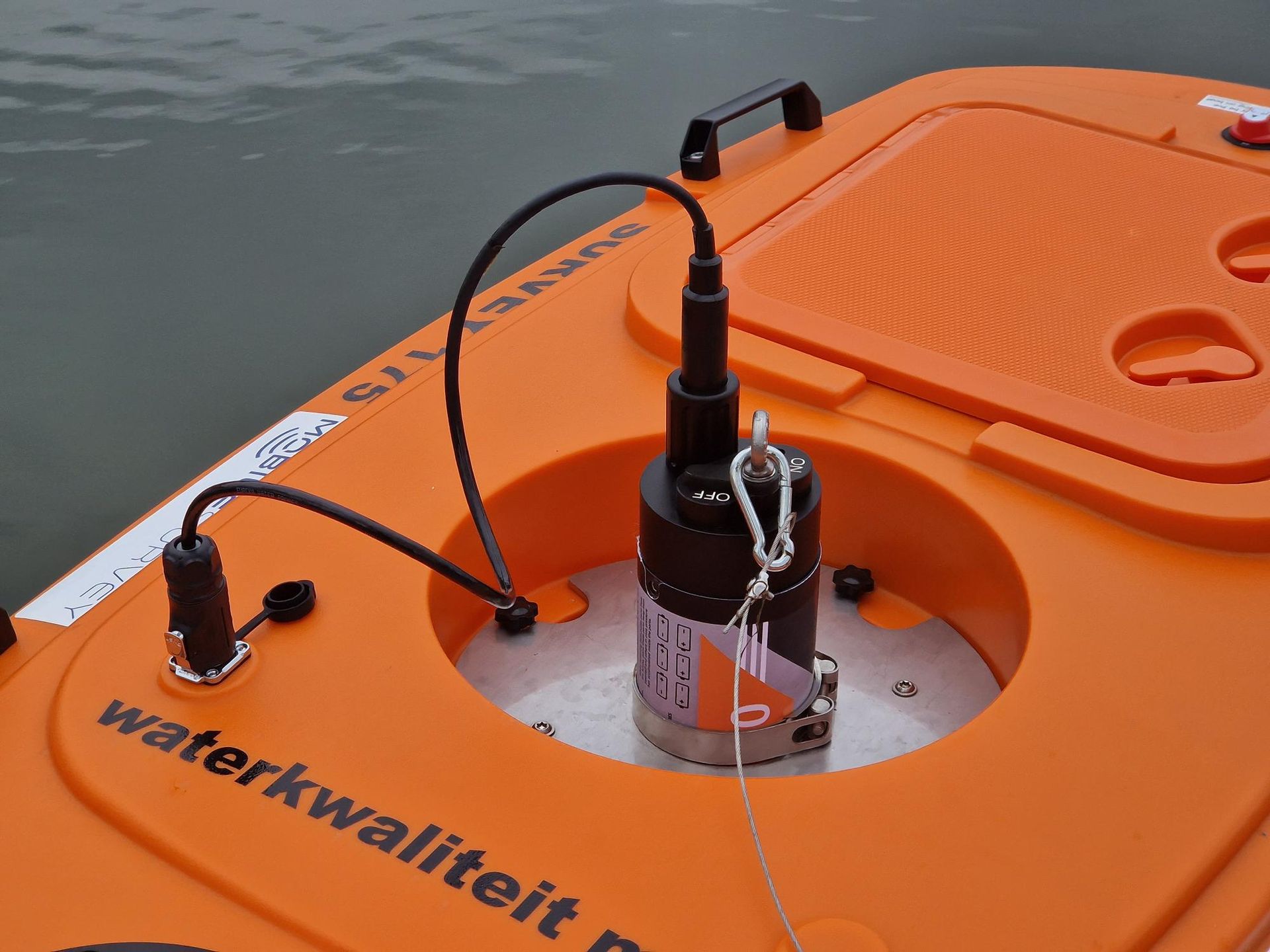 Een oranje boot met waterkwaliteit op de zijkant geschreven
