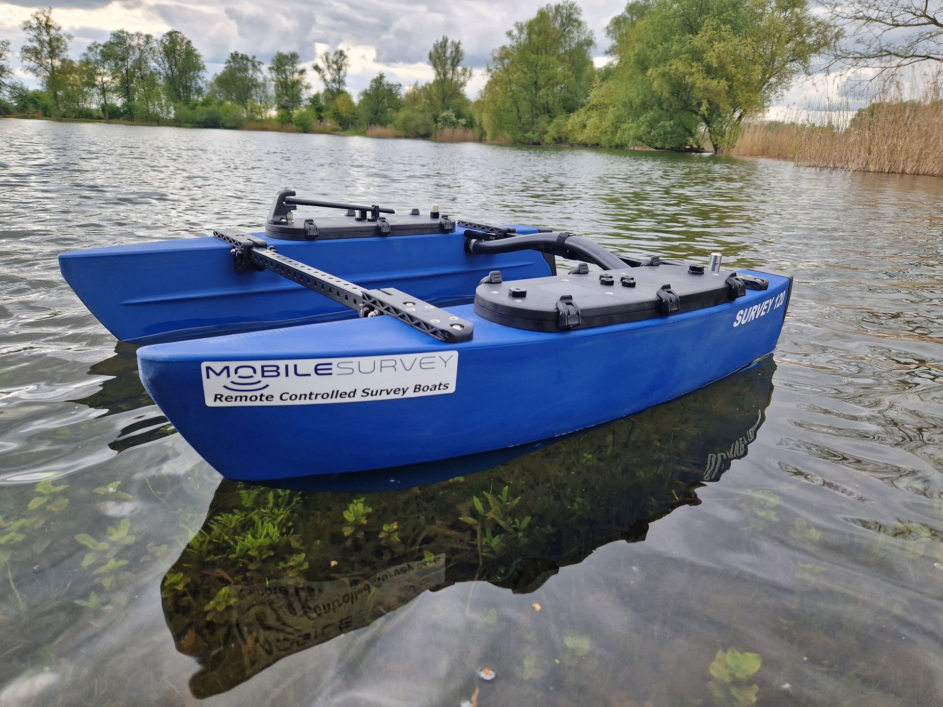 Een oranje boot met waterkwaliteit op de zijkant geschreven
