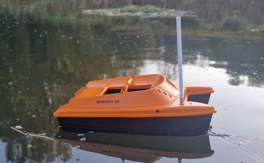 Een oranje boot met waterkwaliteit op de zijkant geschreven