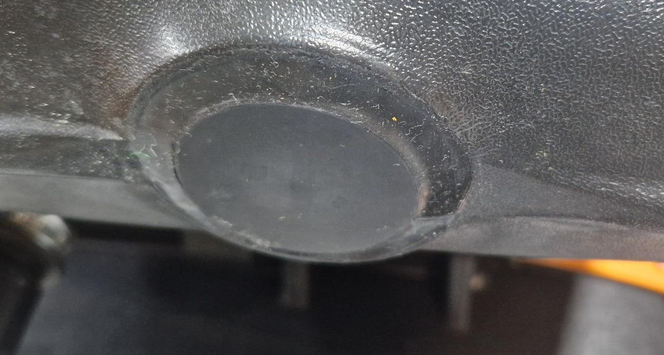 Een close-up van een metalen voorwerp met een gat in het midden