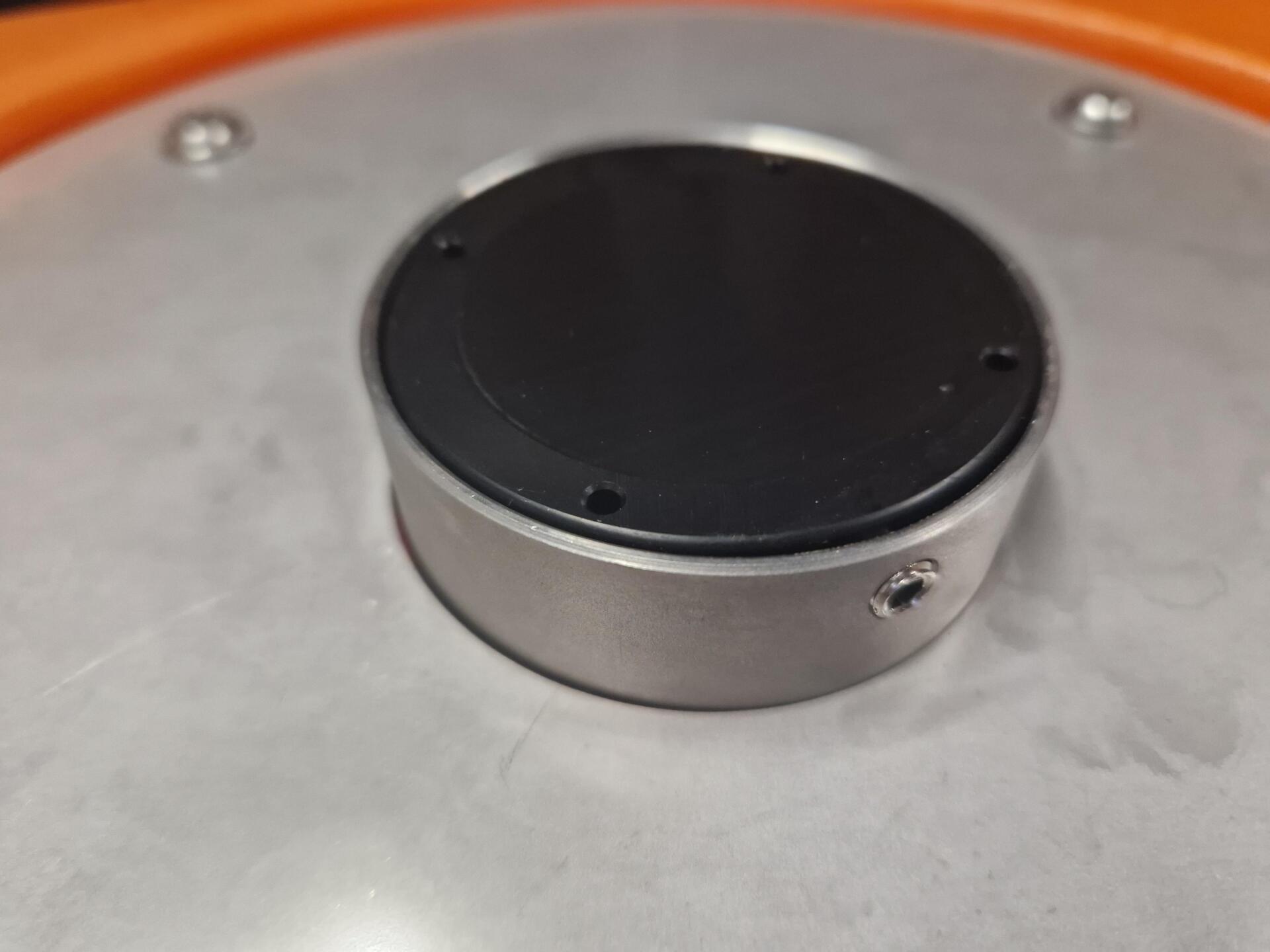 Een close-up van een metalen voorwerp met een gat in het midden