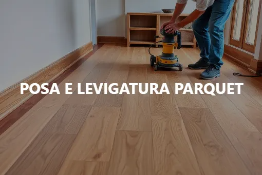 Pavimento in parquet levigato con una levigatrice in una stanza, con la scritta in italiano “POSA E LEVIGATURA PARQUET”