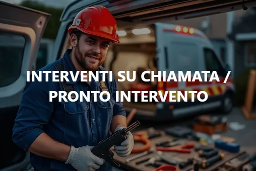 Tecnico con casco rosso e attrezzi in officina, con testo “Interventi su chiamata / pronto intervento”