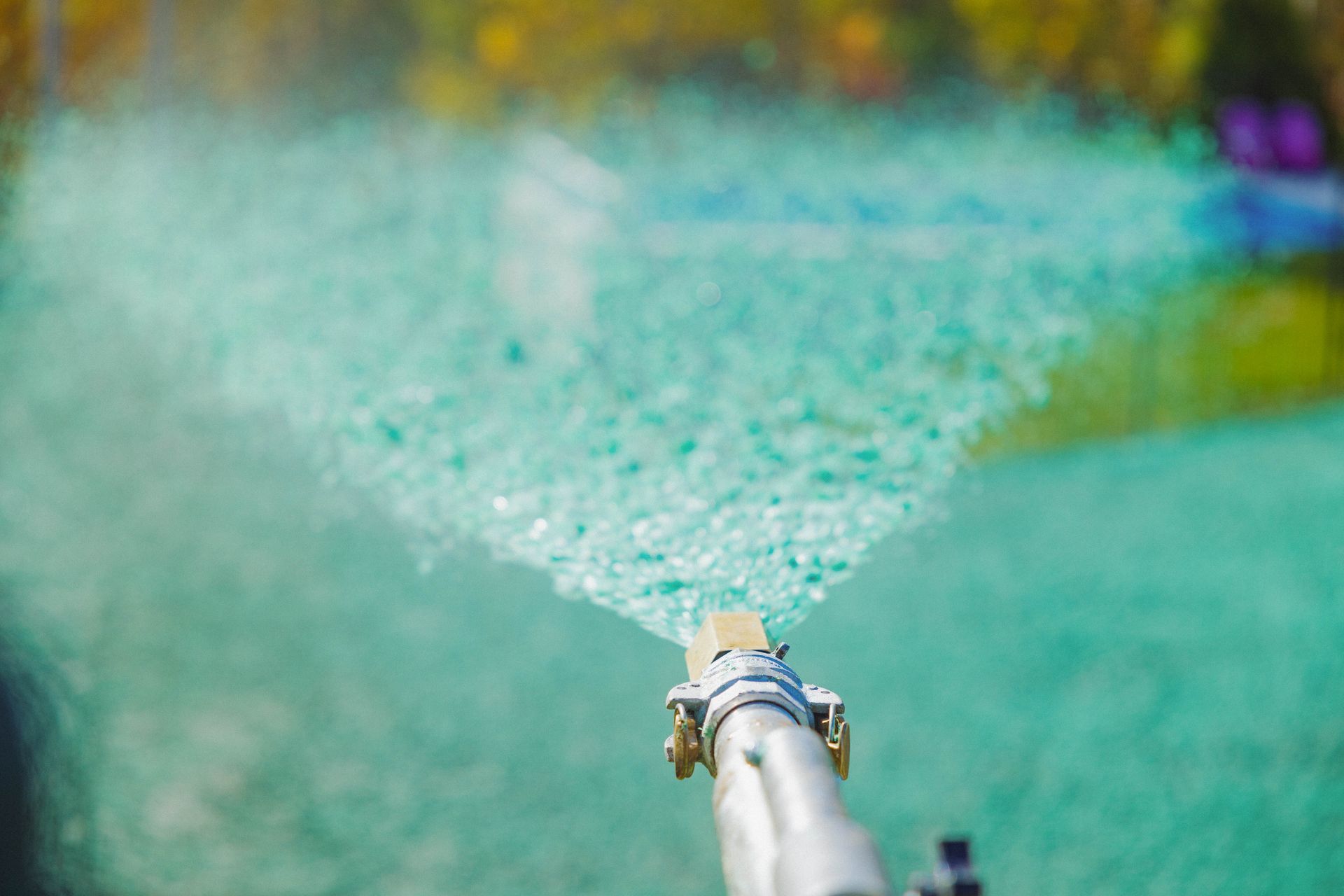 un arroseur pulvérisant de l'eau sur une pelouse.