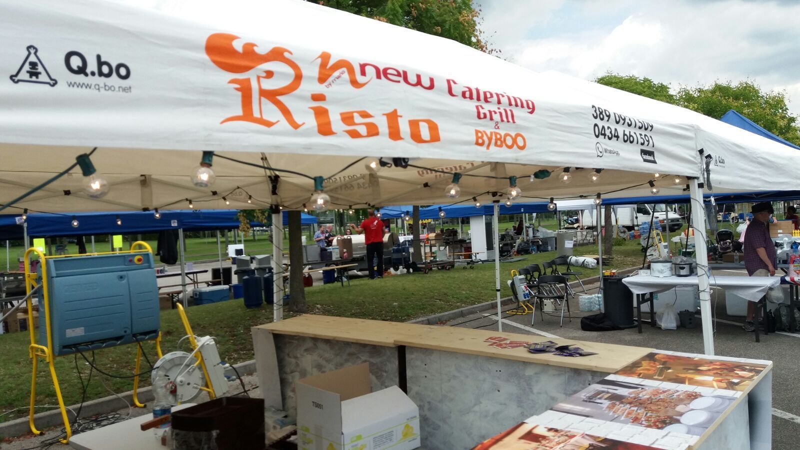 Una tenda bianca con la parola risto sopra