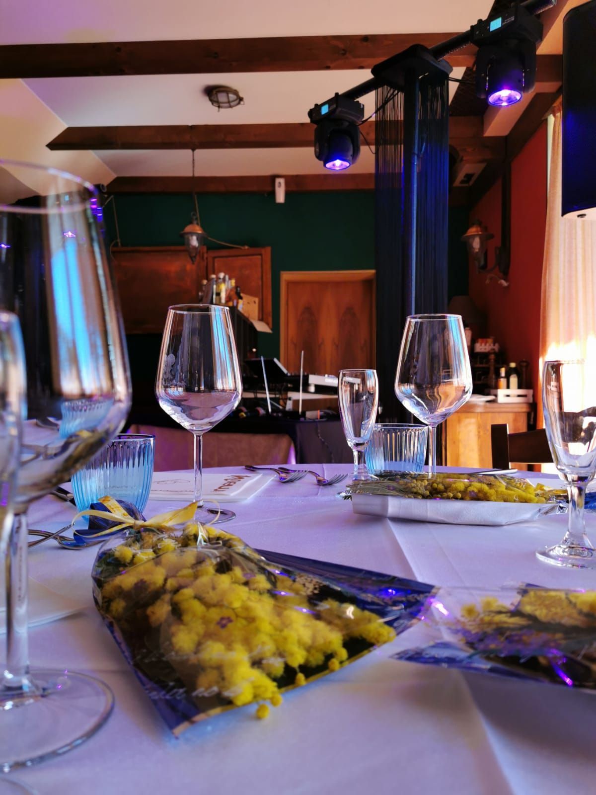 Un tavolo con piatti di cibo e bicchieri di vino sopra
