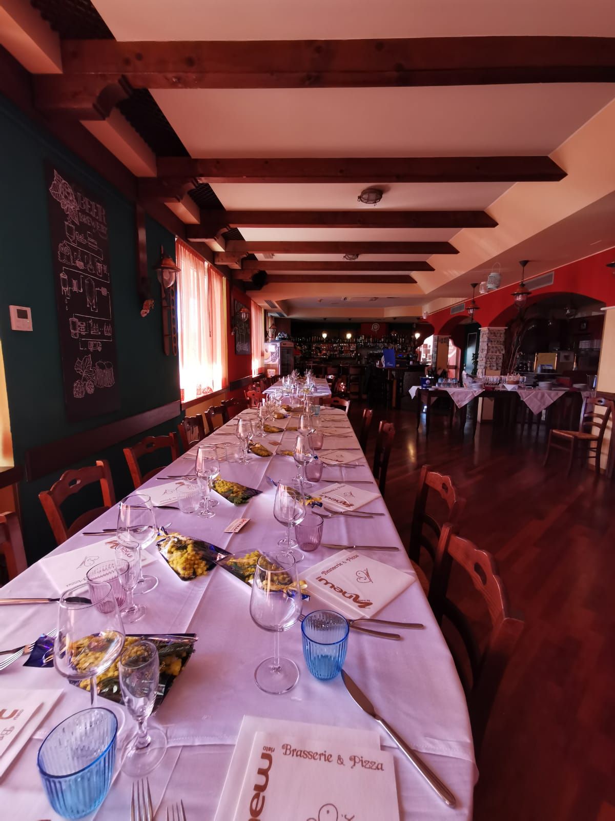 Un lungo tavolo in un ristorante con un menu sopra