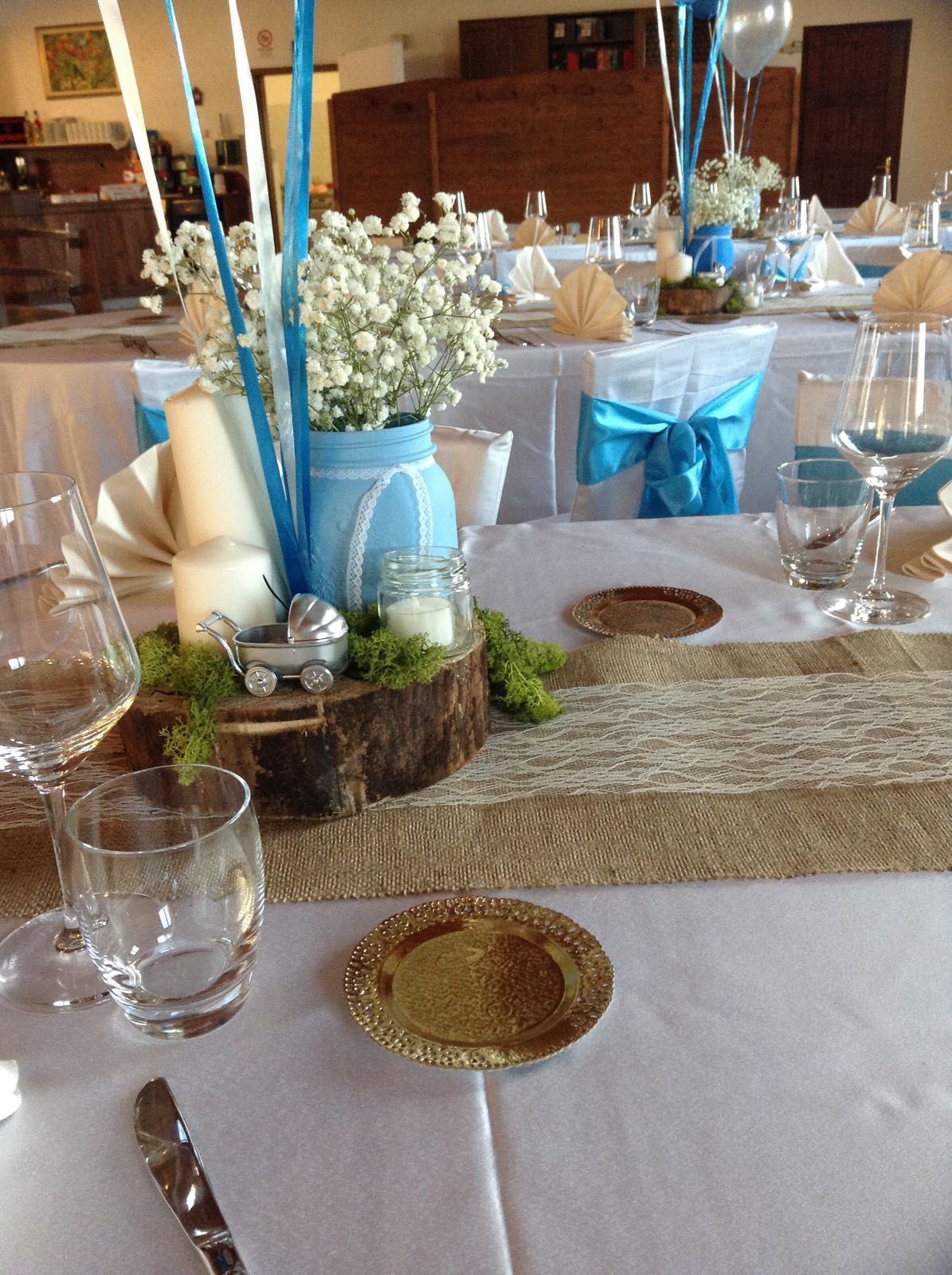 Un tavolo con un vaso di fiori e candele sopra