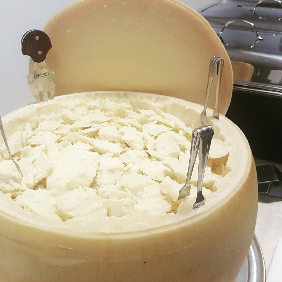 Un grosso pezzo di formaggio con delle pinze dentro