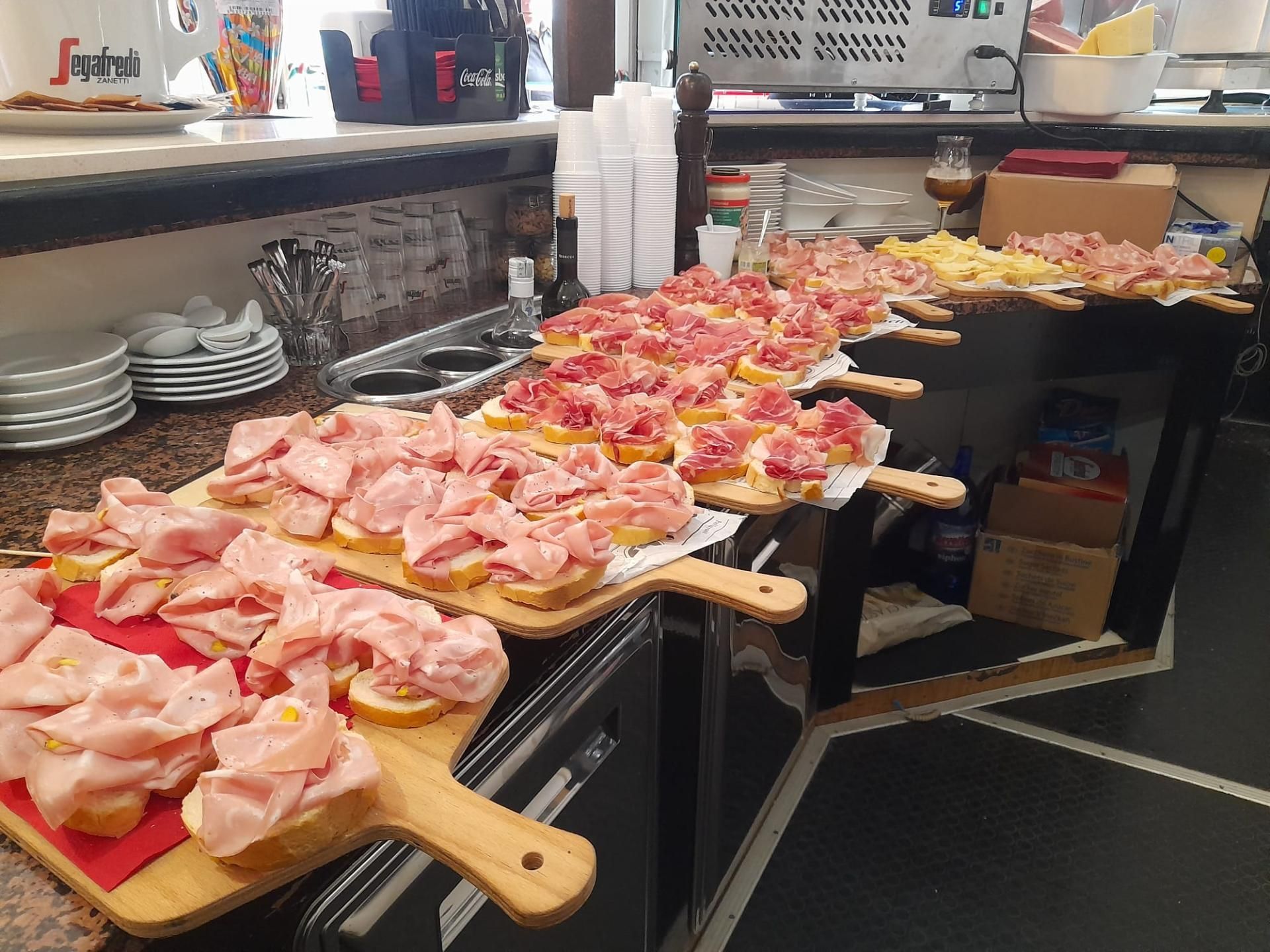In un ristorante c'è un buffet di cibo sul bancone.