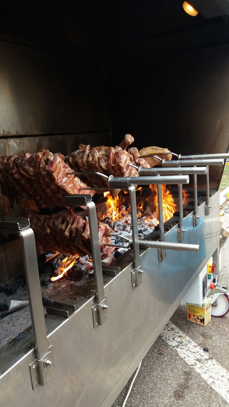 Un mucchio di carne sta cuocendo su una griglia.