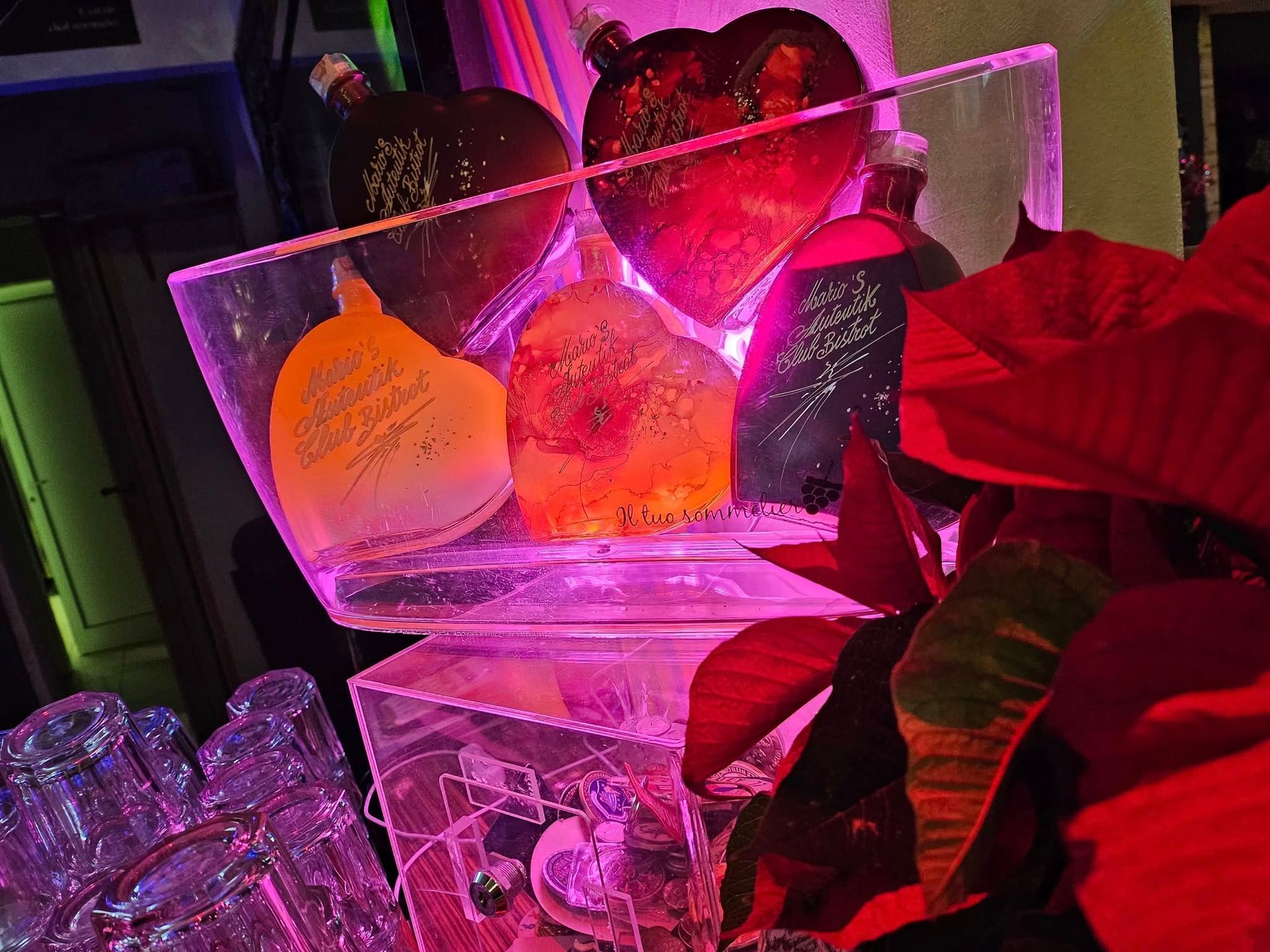 Una scultura di ghiaccio a forma di cuore è appoggiata su un tavolo accanto a una stella di Natale.