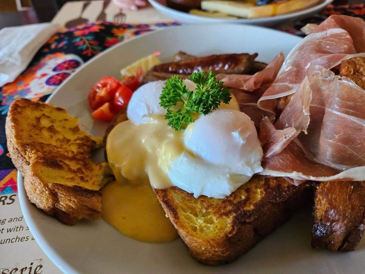 Un primo piano di un piatto di cibo su un tavolo