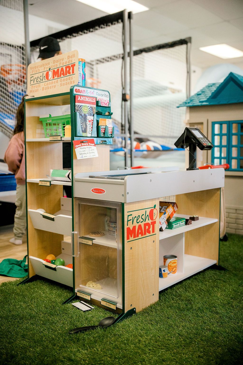 A toy grocery store at The Lemon Lounge Indoor Playground.