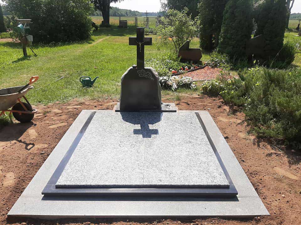 Naujosios Akmenės paminklai sutvarkyta kapavietė