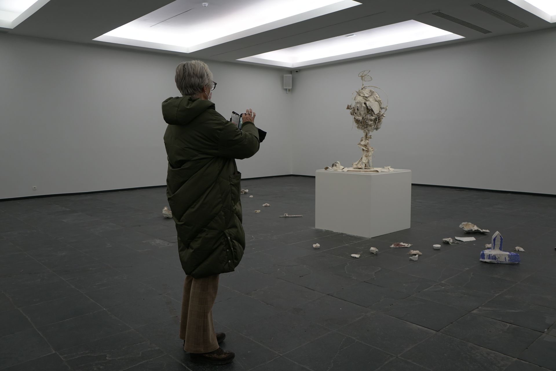 sculpturen en installatie werk in de ruimte museum