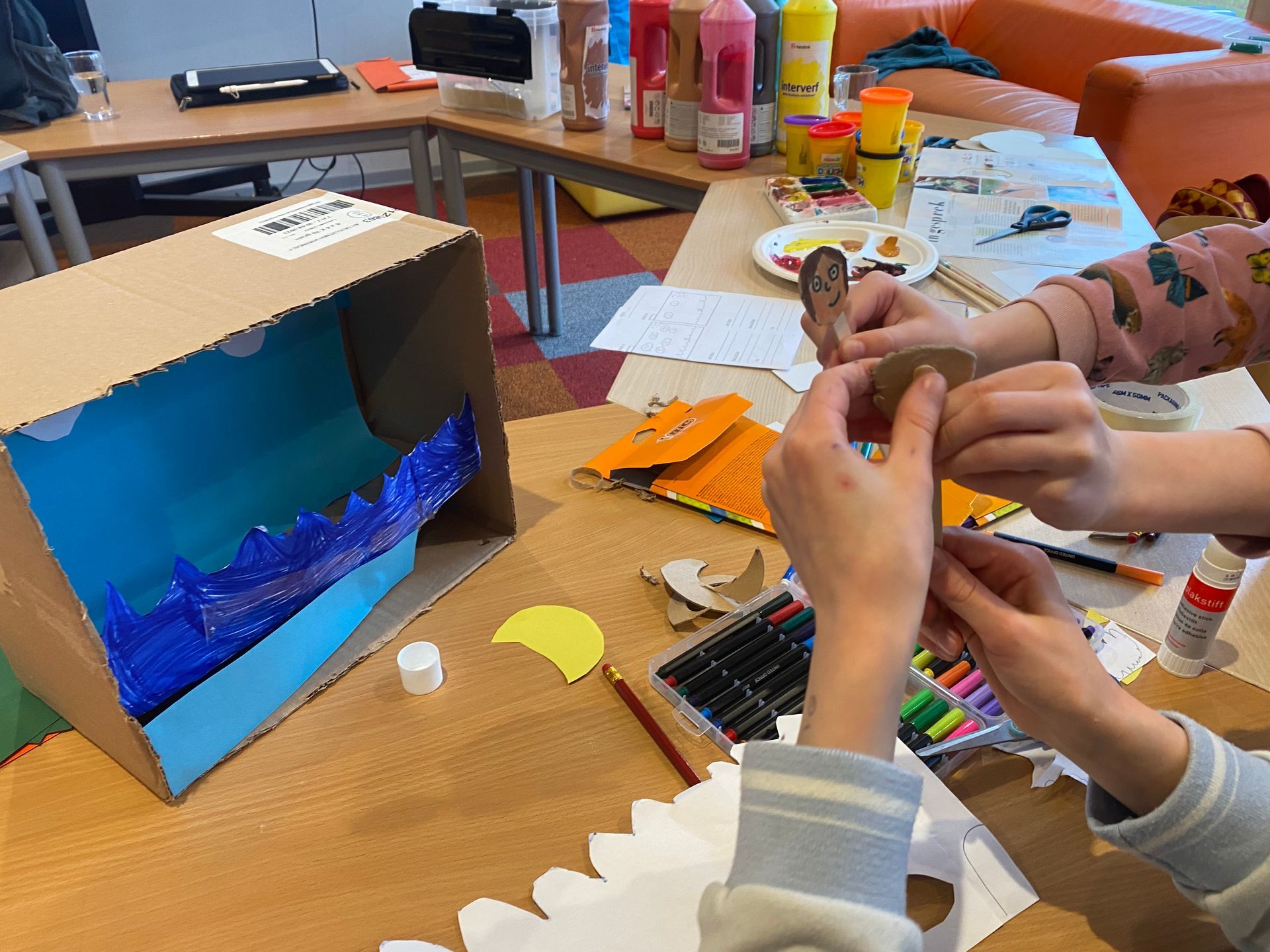 Kinderen jongeren en volwassenen kunnen meer leren. Wij weten alles over de diverse kunstdisciplines en onze lessen zijn innovatief en bijzonder. Zelf aan de slag gaan is belangrijk.