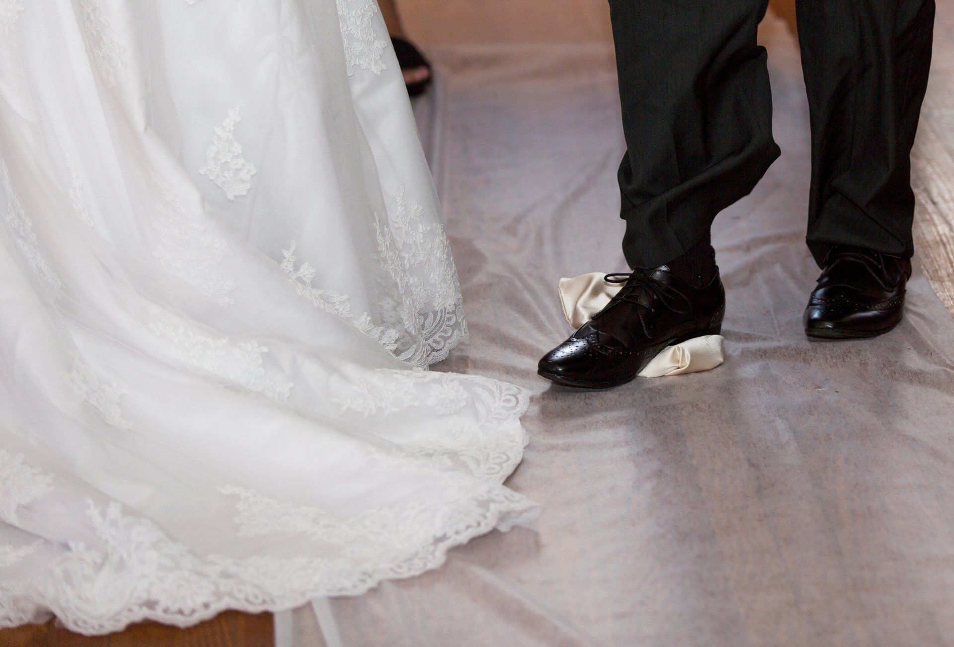 groom breaking glass at Jewish wedding