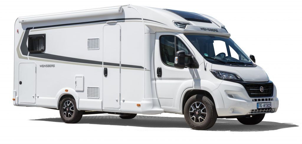 Witte camper op een witte achtergrond. Hij heeft donkere wielen en een logo aan de voorkant.