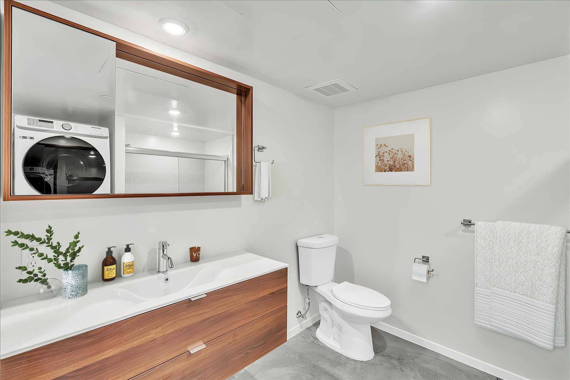 Studio Mezzanine, Bathroom
