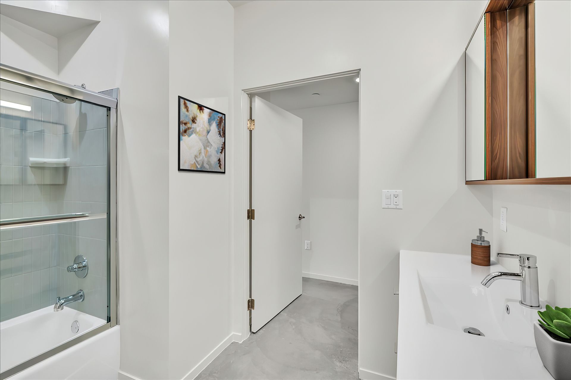 Studio, Bathroom