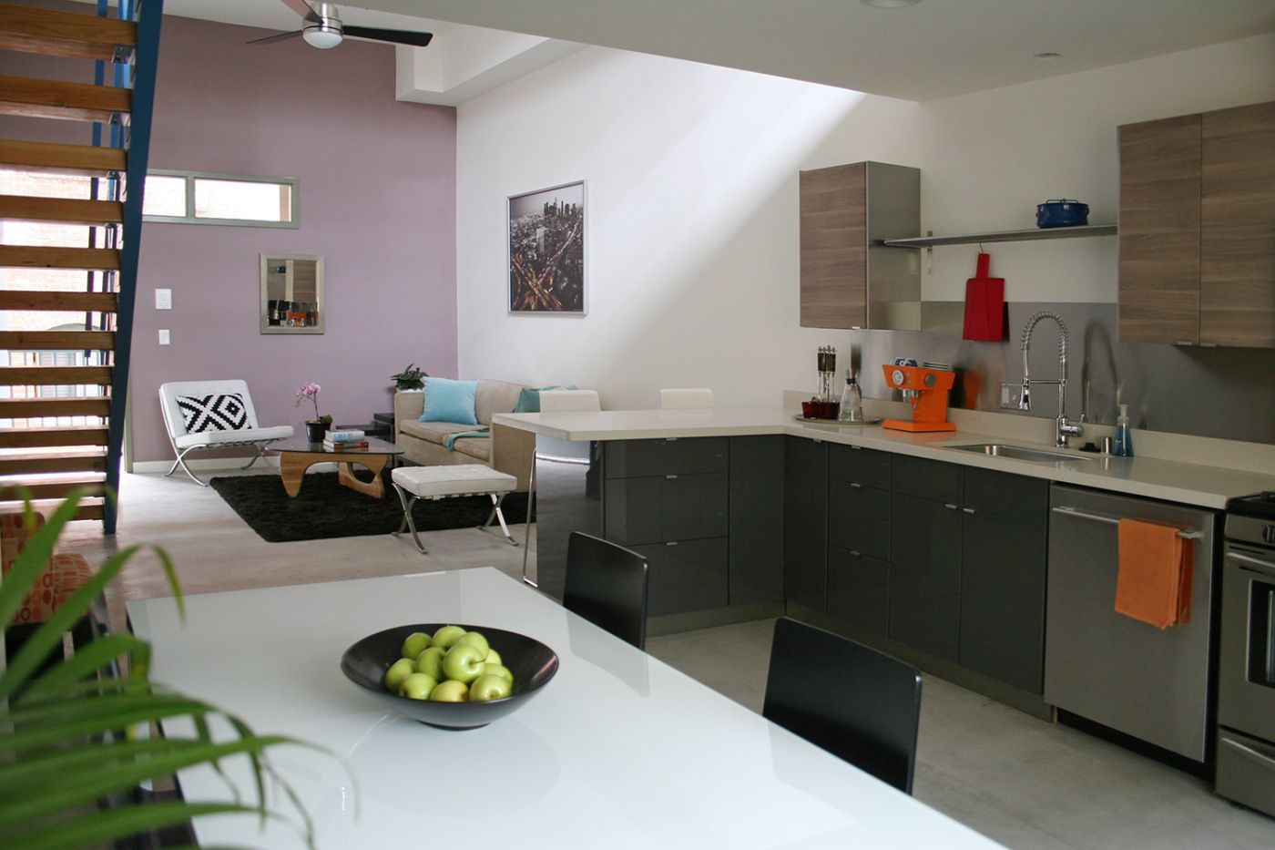 A kitchen with a bowl of apples on the table