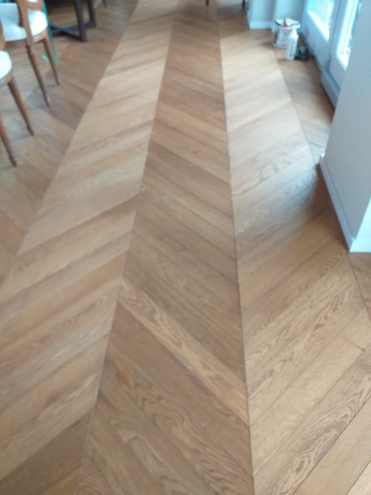 Pavimento in legno con motivo a chevron.