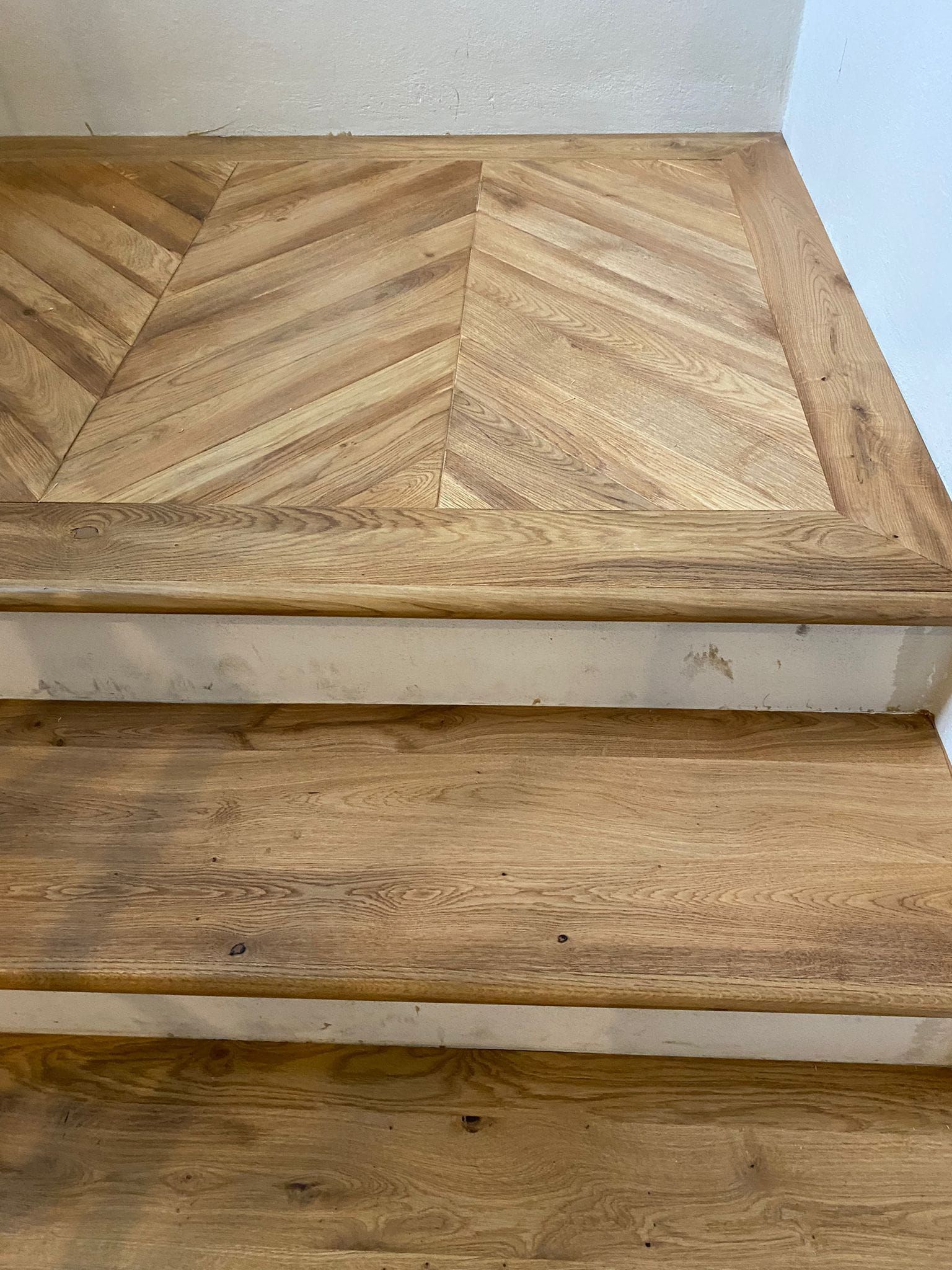 Scale in legno con motivo a zig-zag sul gradino più alto, che conducono verso l'alto.