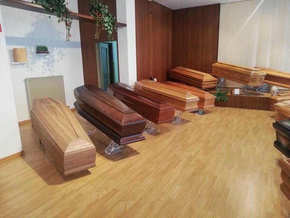 bare  e feretri in esposizione