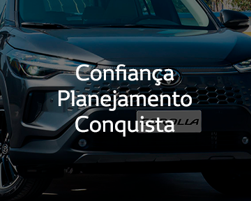Um homem e uma mulher estão sentados no banco de trás de um carro.