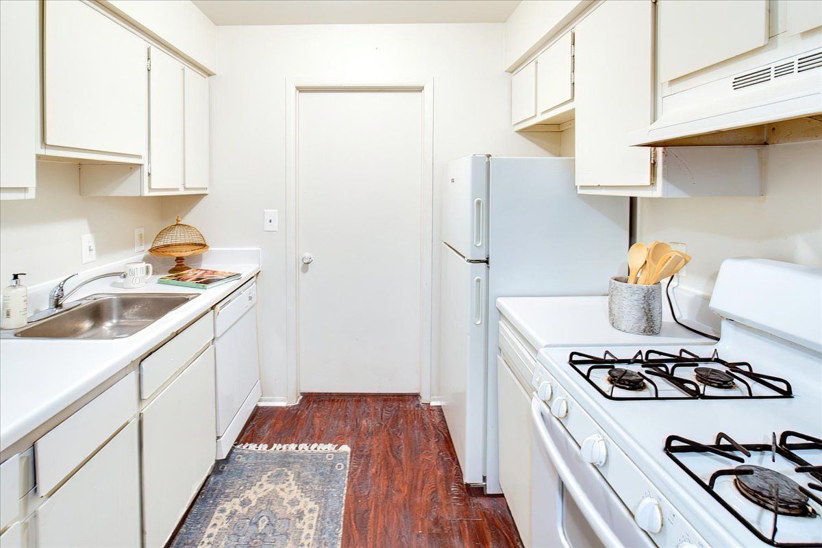 Perry Place kitchen