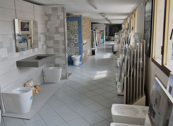 interni showroom con esposizione rivestimenti