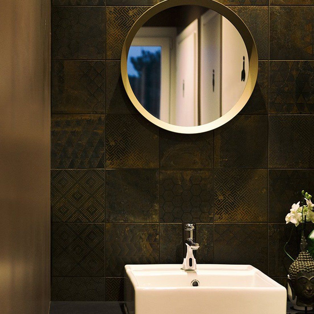 bagno moderno con mattoni