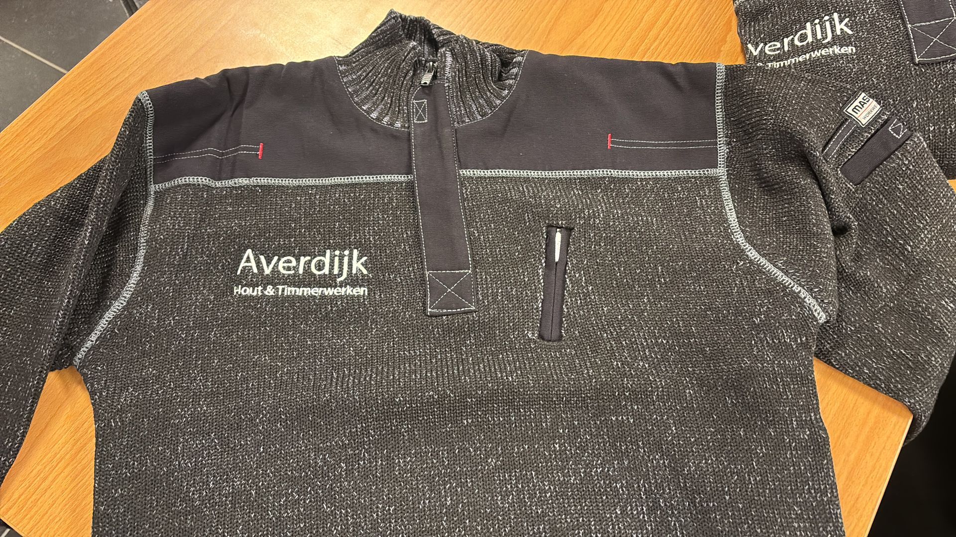 Werktrui met het geborduurde Averdijk-logo.
