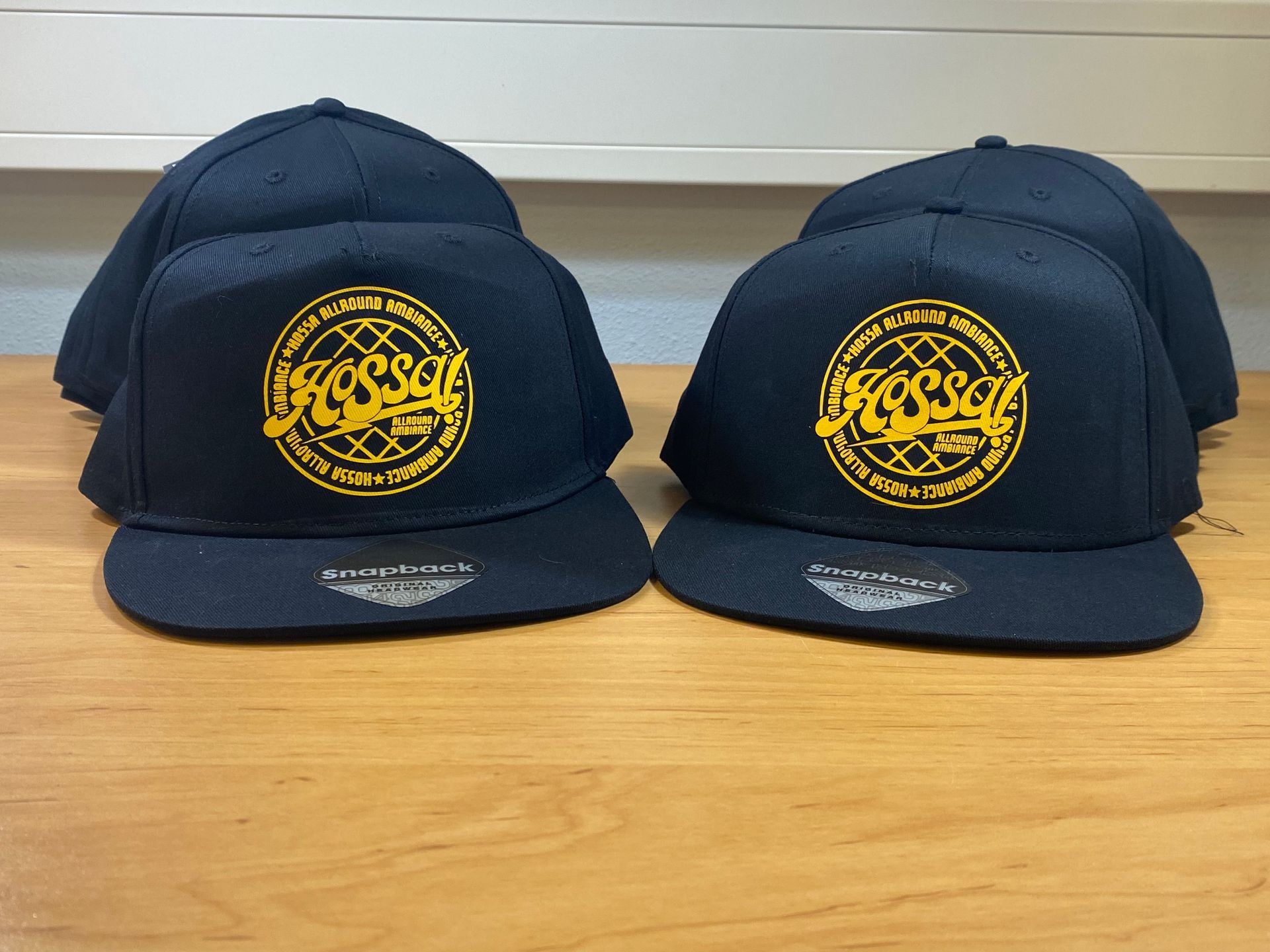 Snapback met het Hossa-logo.