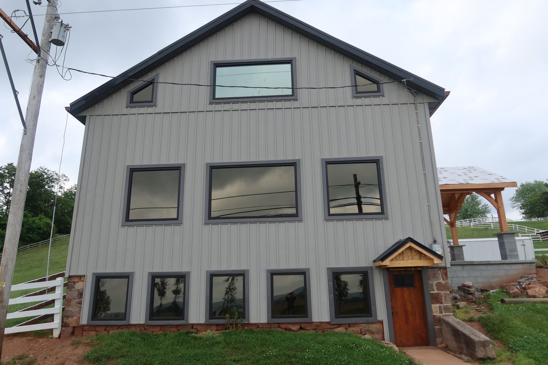A large gray building with a lot of windows