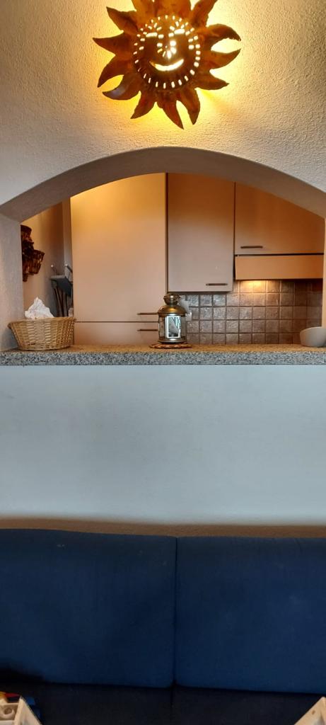 Una cucina con una lampada a forma di sole appesa al soffitto.