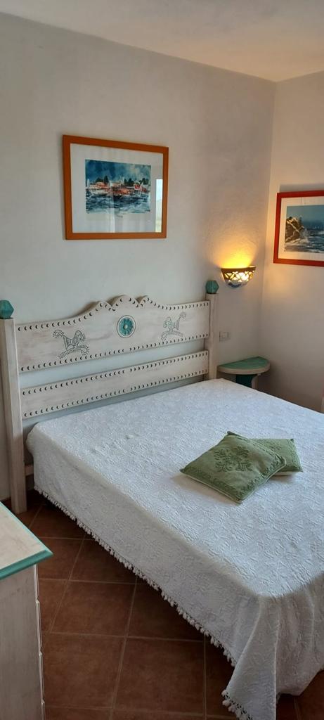 Una camera da letto con un letto e un quadro sul muro