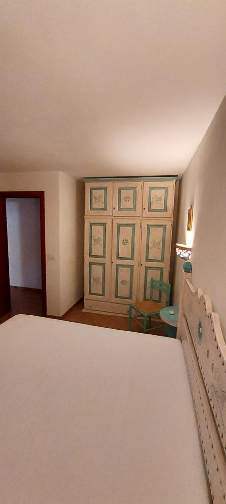 Una camera da letto con un grande armadio e un letto.