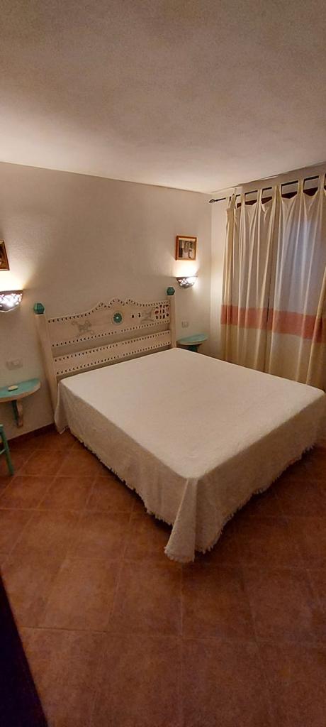 C'è un letto in mezzo alla stanza.