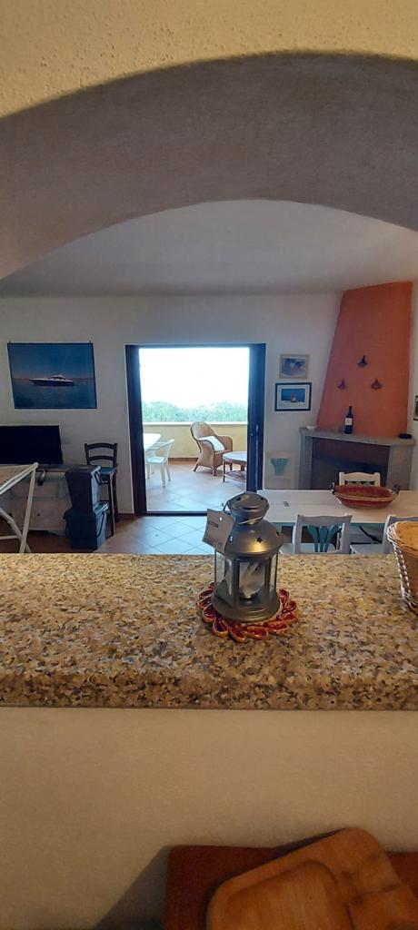 Una vista del soggiorno dal bancone della cucina.