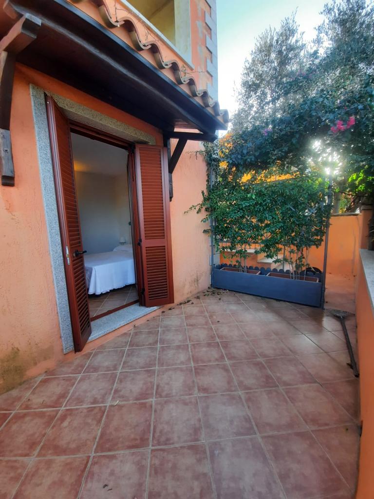 Un balcone con un letto e una fioriera di fronte