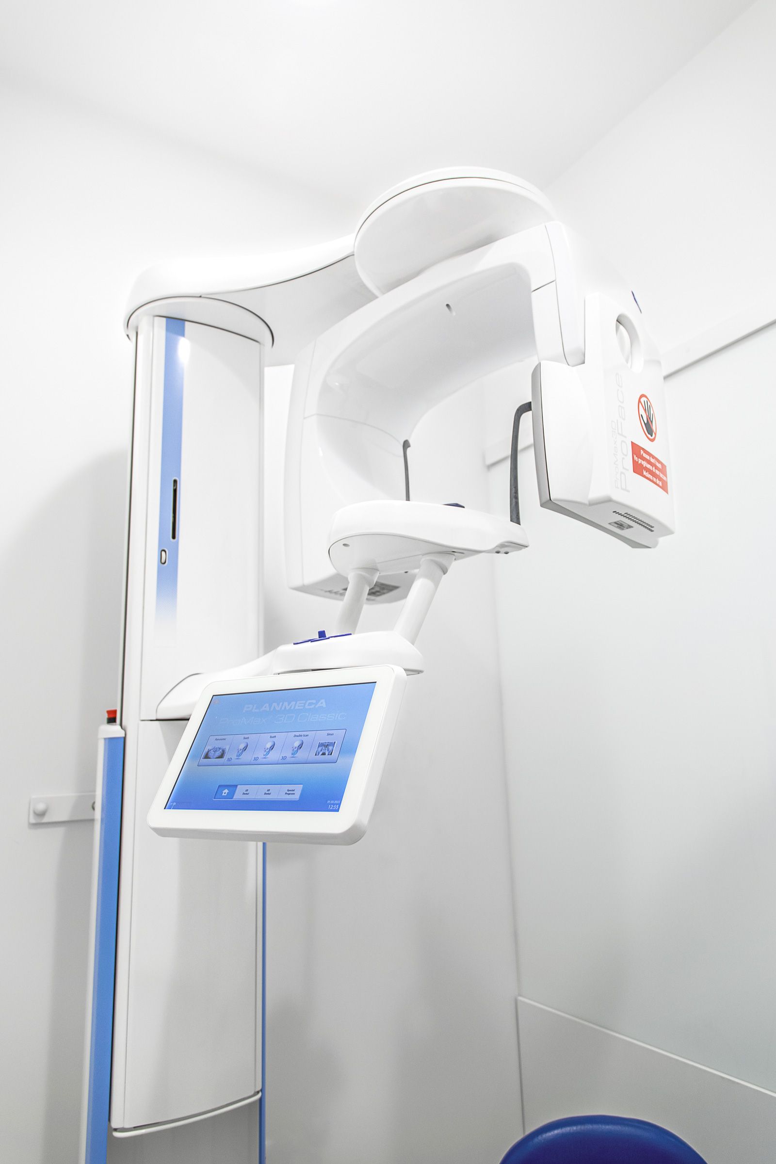 Una macchina a raggi X è posizionata in uno studio dentistico.