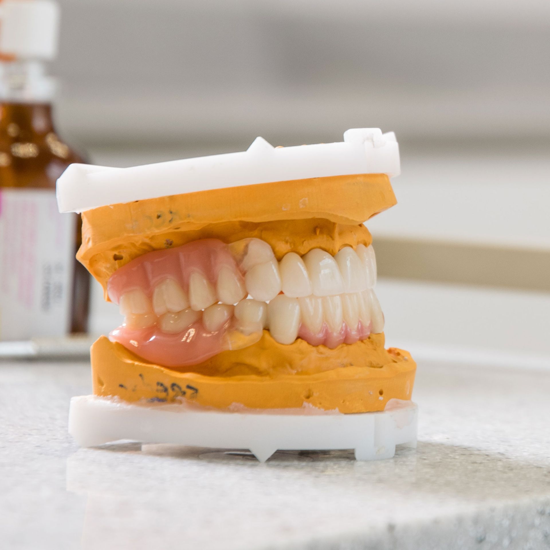 Un modello dei denti di una persona è seduto su un tavolo