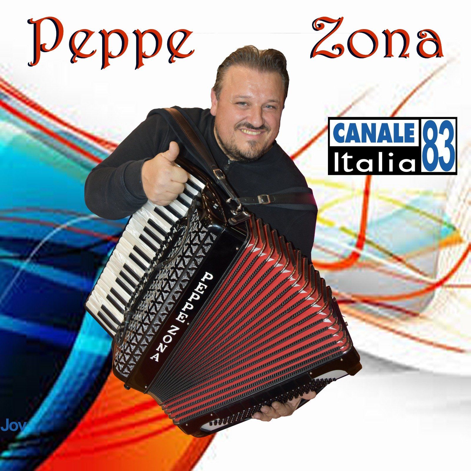 Peppe Zona sorride mentre tiene in mano una fisarmonica, posizionato accanto al logo di Canale Italia 83 su uno sfondo astratto.
